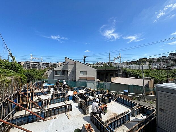 建設途中の住宅と周辺の高台からの眺望が見える風景