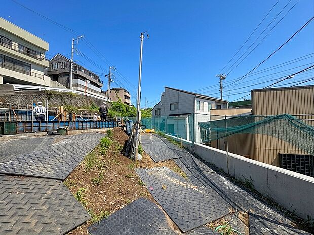 住宅地の坂道沿いに位置する物件の周辺環境です
