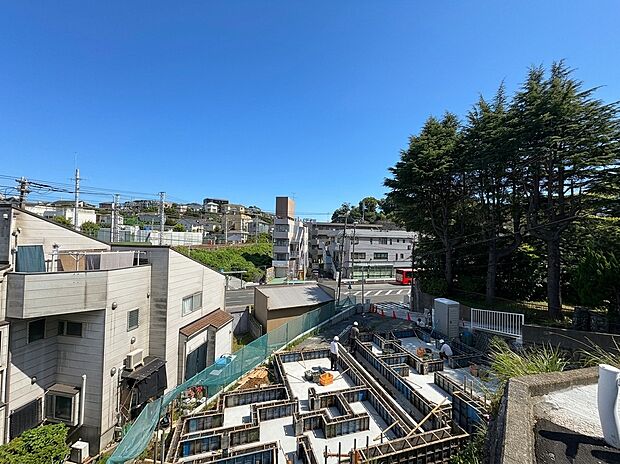 住宅街の高台から見た周辺環境と建物の様子
