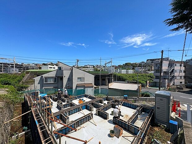 建築中の物件と周辺の住宅街の景観
