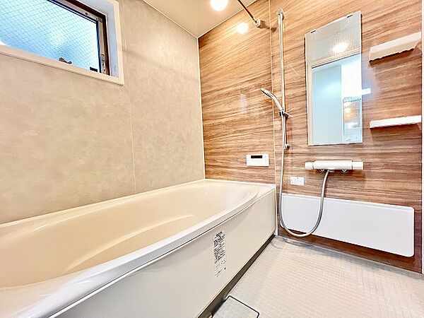 木目調の壁が特徴の清潔感ある浴室です