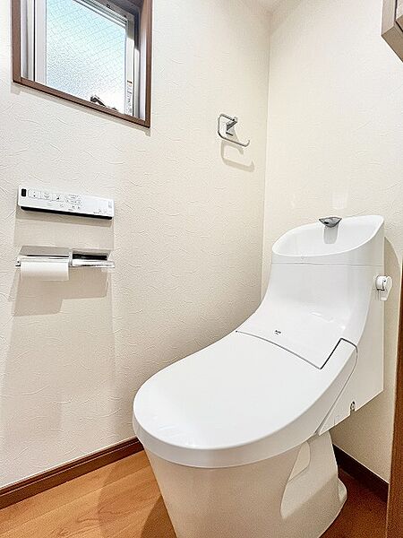 清潔感のあるシンプルなトイレ空間