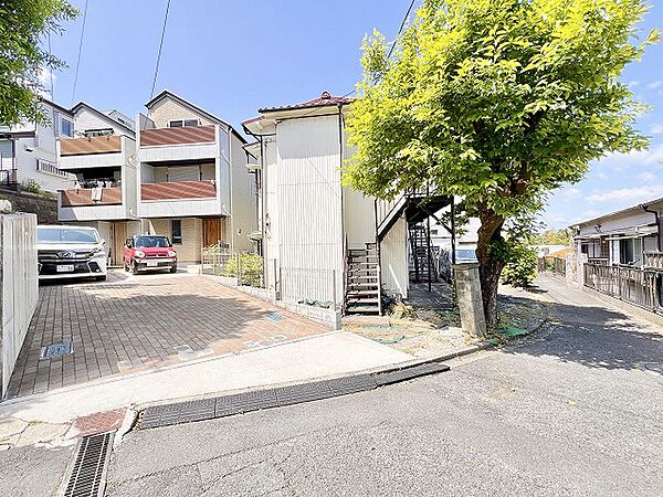 住宅地にある駐車スペース付きの戸建て外観です