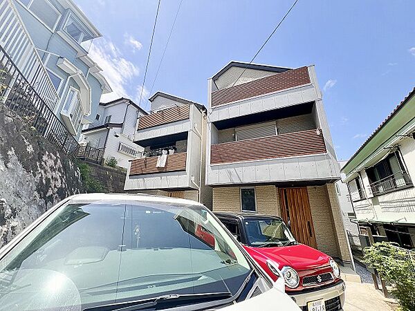 車が停められる3階建て住宅の外観です