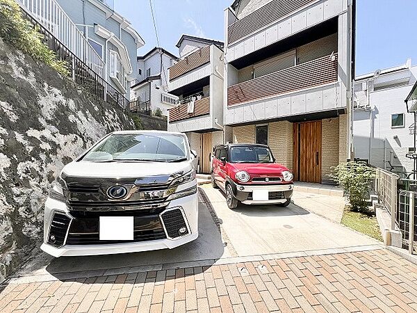 敷地内に駐車スペースがある住宅の外観です