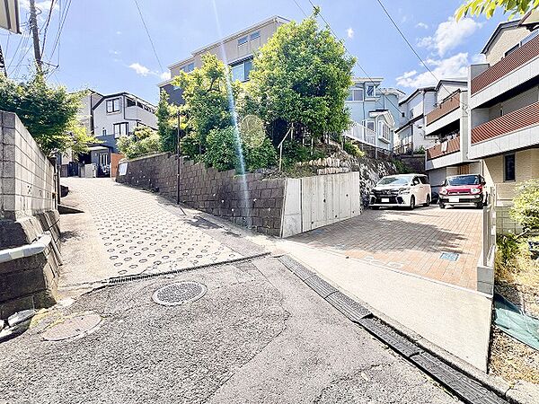 緩やかな坂道の住宅街にある物件の外観周辺風景