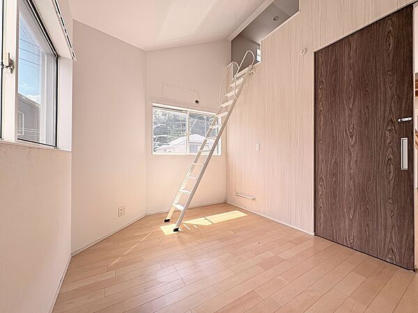 角部屋の窓とエアコンがあるシンプルな洋室