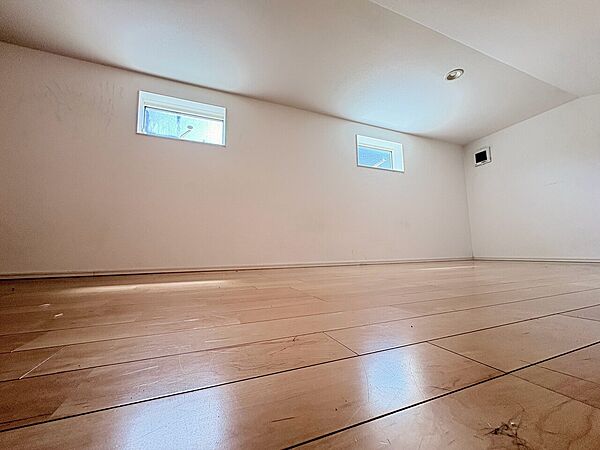 窓付きのシンプルなフローリング床の居室です
