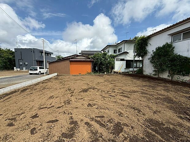 住宅地内の空き地、周囲に戸建て住宅が立地しています