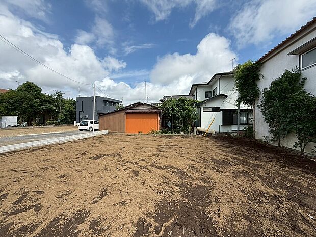 広い土地に隣接する住宅敷地の外観
