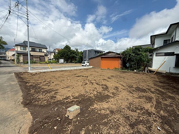 周囲に住宅が建つ更地の物件です