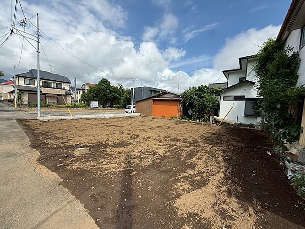 住宅街にある整地された更地の写真です