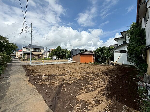 住宅街にある更地の土地の様子です