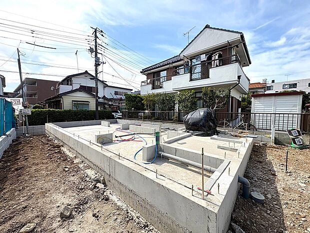 新築住宅の基礎工事が進む現場の外観です