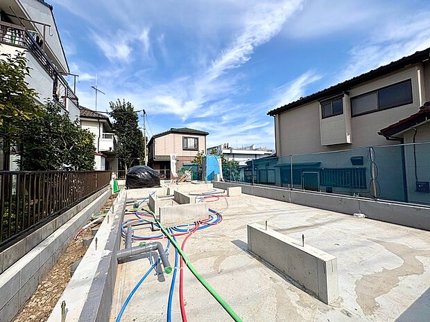 建設中の住宅地、基礎工事が進んでいる現場です