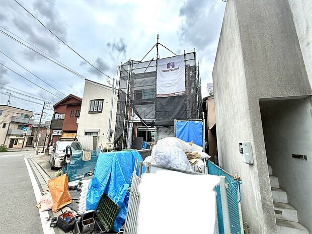 建設中の住宅が立ち並ぶ住宅街の外観です