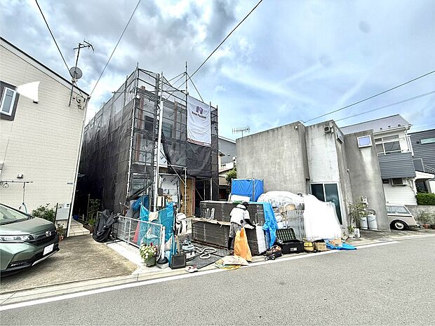 工事中の住宅が並ぶ住宅街の外観です