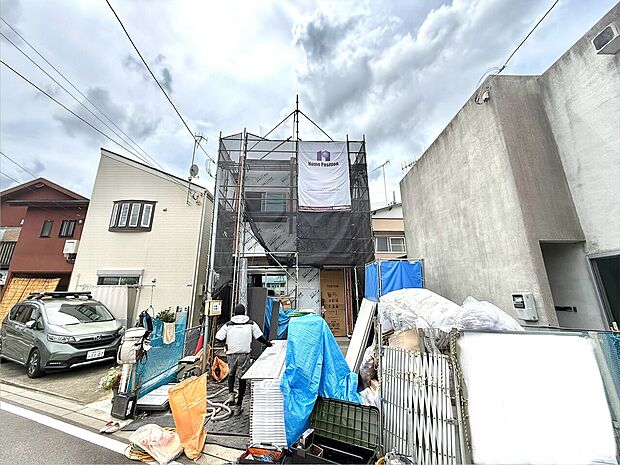 建築中の住宅外観と周辺の住宅環境です