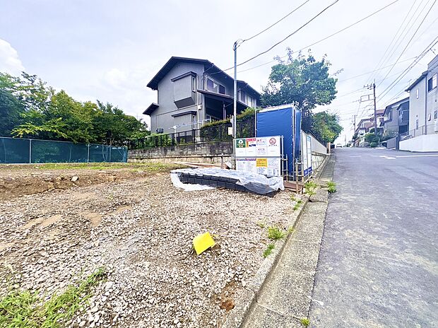 通り沿いの更地で、住宅街に位置しています