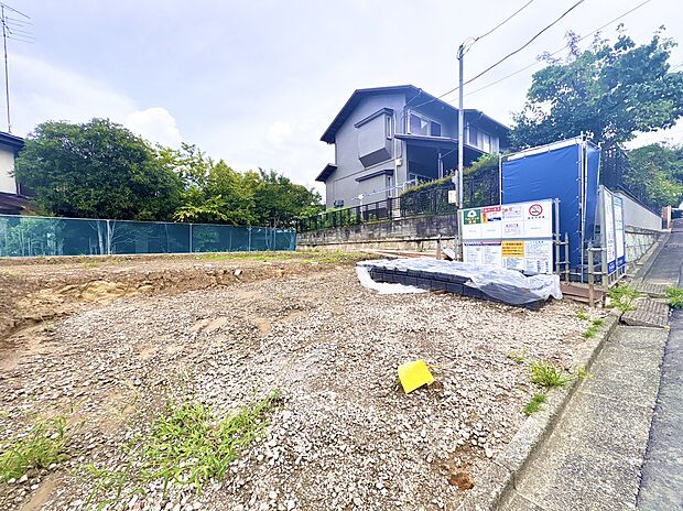 住宅街にある更地の物件の外観です