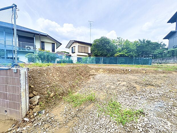 舗装されていない更地の住宅用地の様子です
