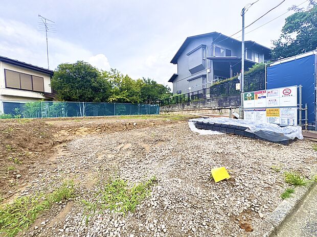 閑静な住宅街の更地物件、周囲に住宅が立地