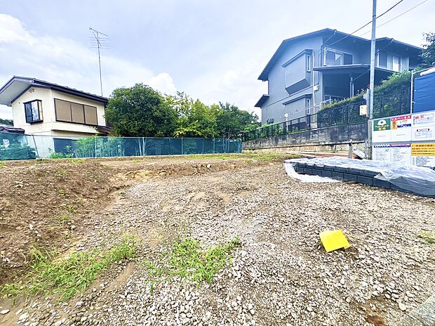 住宅地の更地、周囲に戸建てが立地する敷地です
