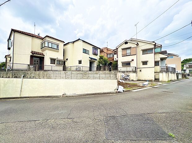 高台にある住宅群の外観と周辺の街並み