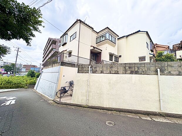 丘の上に建つ角地の住宅で周囲は閑静な住宅街です