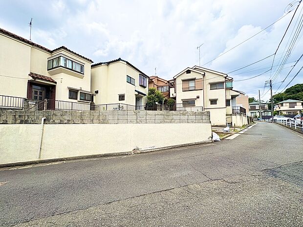 住宅街の外観と街並みが見える静かな環境の物件です