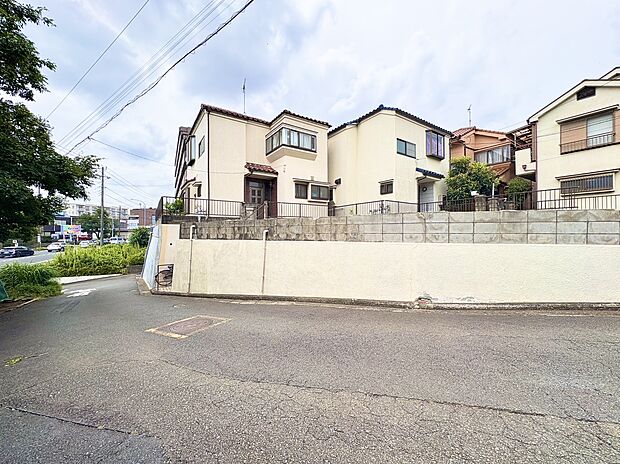 住宅街の角地にある2階建ての戸建て物件です