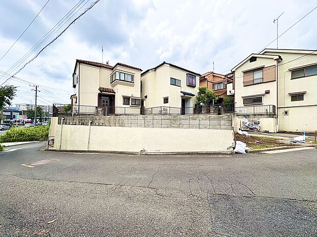 住宅街の区画整理された宅地と周辺住宅の外観