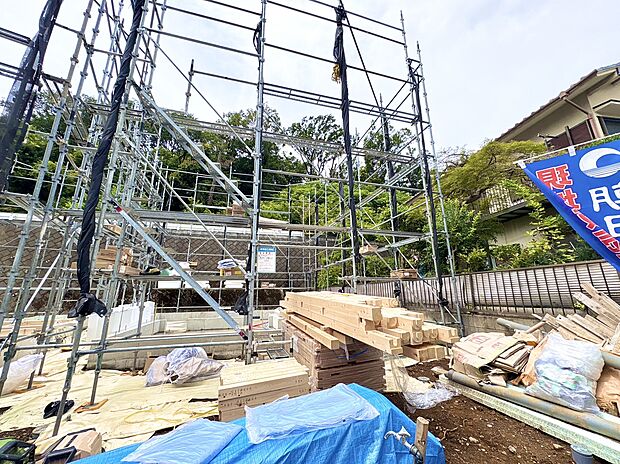 建設中の住宅現場の外観