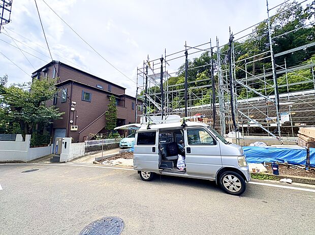 建設中の住宅と駐車スペースが見える外観写真です