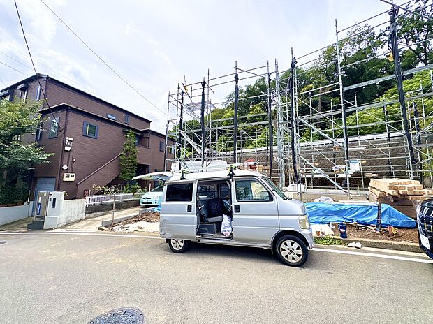 建設中の住宅と駐車スペースのある敷地の様子