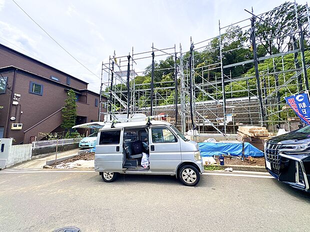 建築中の現場と駐車中の軽自動車が写った外観の様子