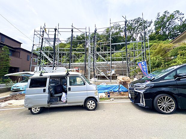 工事中の外観と周辺道路の様子を撮影した画像です
