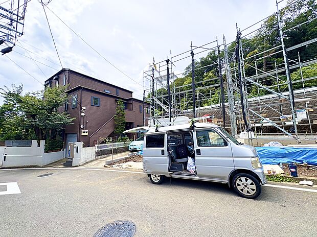 住宅街の角に位置する建物と駐車スペースの様子です