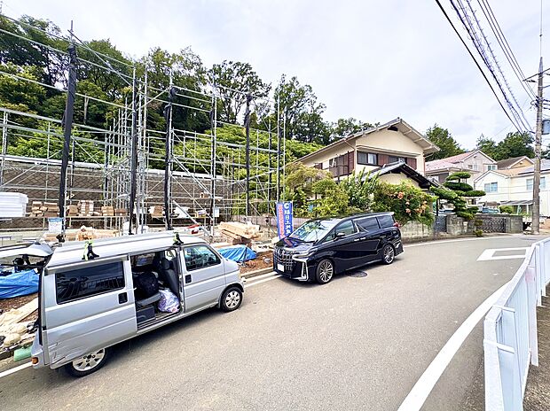 道路沿いの住宅街で駐車スペースが確保された物件周辺の様子