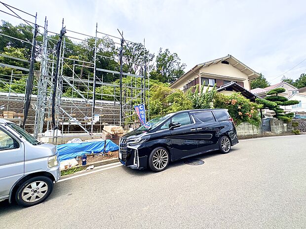 駐車スペースがあり、近隣に住宅が建ち並ぶ静かな環境です