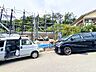 周辺：周辺に住宅が並ぶ閑静な住宅街の道路と駐車スペース