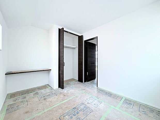 白い壁と床タイルのシンプルな洋室の一角