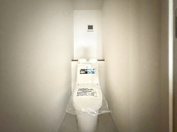 シンプルなデザインのトイレ空間です