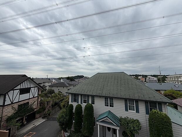 住宅街の見晴らしが良い2階からの風景