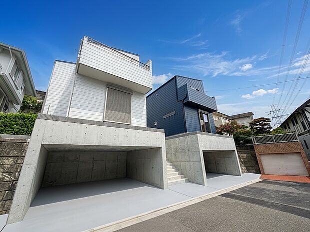 モダンなデザインの2台駐車可能なビルトインガレージ付き住宅