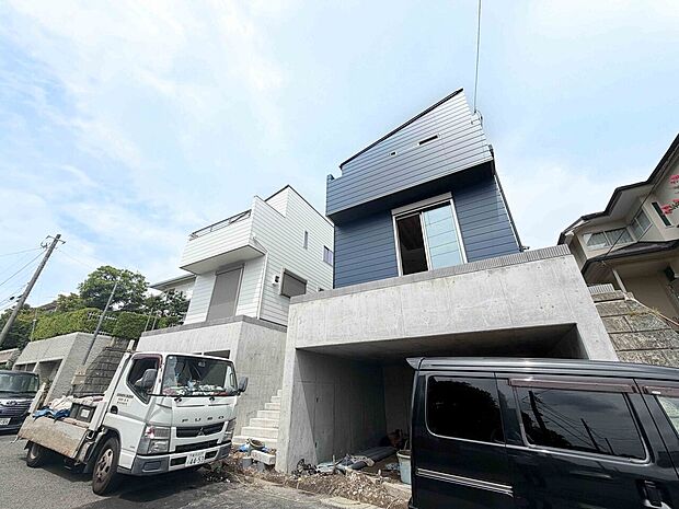白を基調とした新築の一戸建て外観