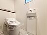 トイレ：手洗い器付きの清潔感あるトイレ空間です