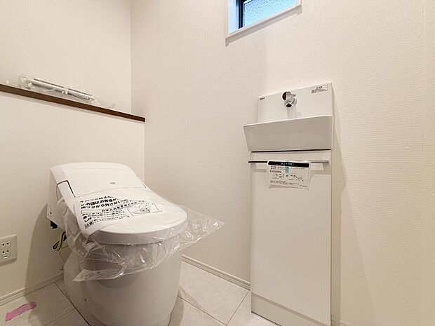 手洗い器付きの清潔感あるトイレ空間です