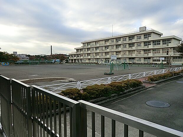 横浜市立嶮山小学校まで約120m