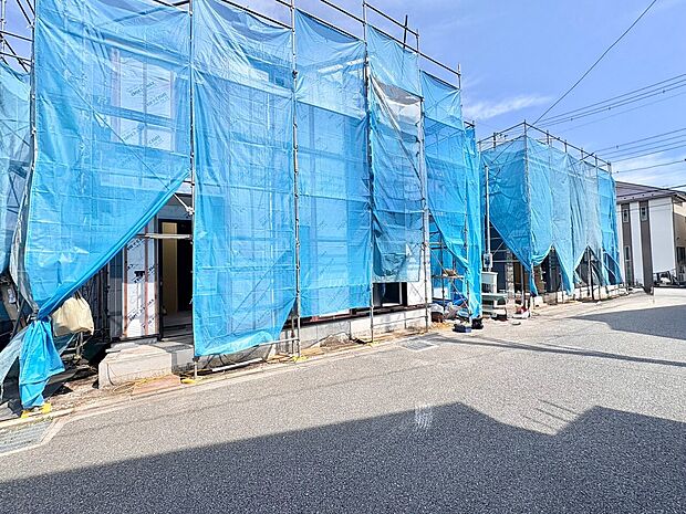 建築中の住宅外観、ブルーシートで囲まれています